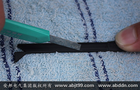 沿2條金屬導線內(nèi)側(cè)劃開