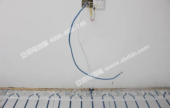 將監(jiān)控探頭和發(fā)熱電纜冷端穿進(jìn)預(yù)留的PPC管材里