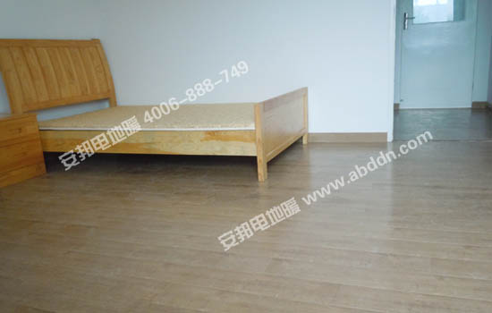 復(fù)合木地板鋪設(shè)完畢，交付使用